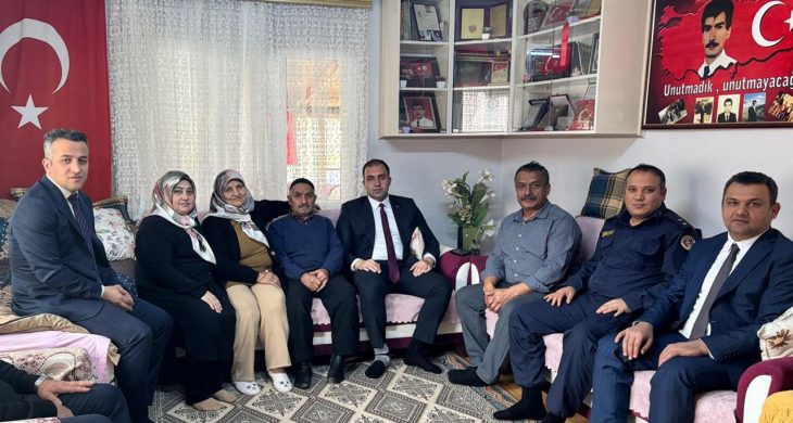 Ulus Kaymakamı Fırat Kadiroğlu’ndan şehit öğretmen Erol Ercan’ın ailesine ziyaret