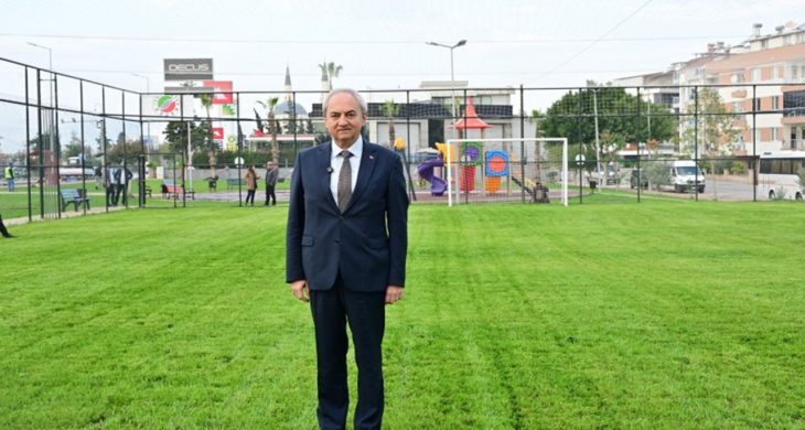 Çocuklar istedi, Başkan Kocagöz çim saha yaptı
