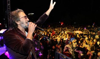 Yağmur yağdı, coşku dinmedi: Fettah Can sahnedeydi