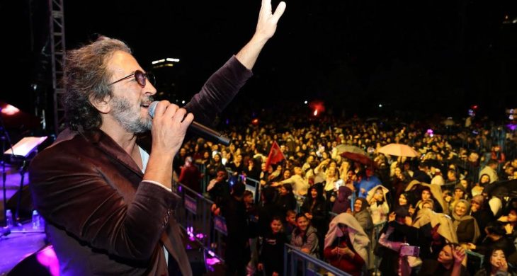 Yağmur yağdı, coşku dinmedi: Fettah Can sahnedeydi