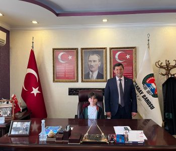 Baro’da 23 Nisan Coşkusu: Minik Misafir Başkanlık Koltuğuna Oturdu