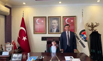 Baro’da 23 Nisan Coşkusu: Minik Misafir Başkanlık Koltuğuna Oturdu