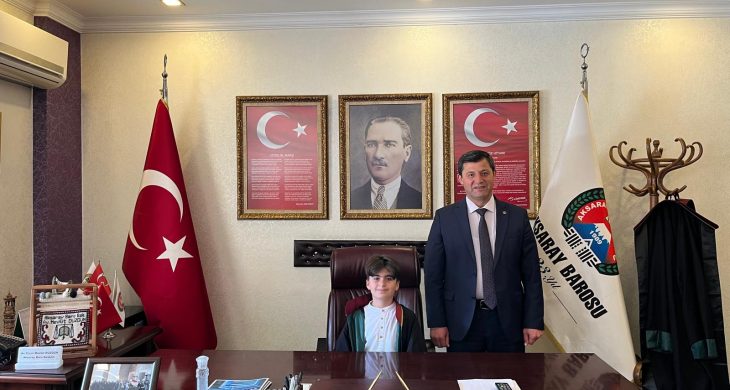 Baro’da 23 Nisan Coşkusu: Minik Misafir Başkanlık Koltuğuna Oturdu