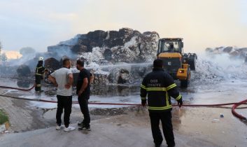 Aksaray OSB’de bulunan geri dönüşüm fabrikası alevlere teslim oldu