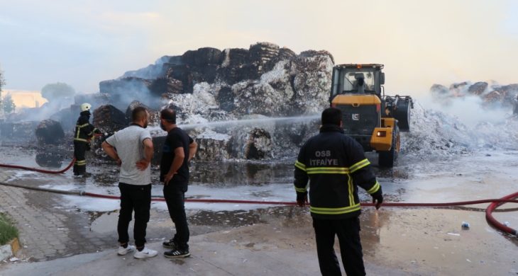 Aksaray OSB’de bulunan geri dönüşüm fabrikası alevlere teslim oldu