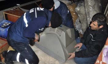 Televizyon Battaniye Ve Yatak İçinde Kaçak Sigara