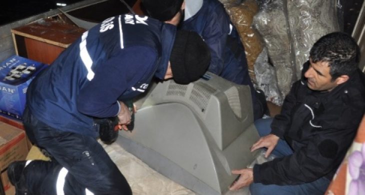 Televizyon Battaniye Ve Yatak İçinde Kaçak Sigara