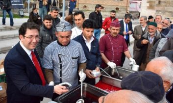 Belediye Şehitler Anısına Üzüm Hoşafı Ve Ekmek Dağıttı