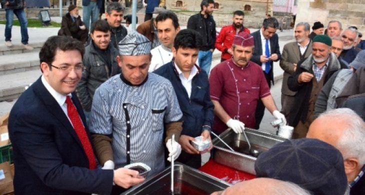 Belediye Şehitler Anısına Üzüm Hoşafı Ve Ekmek Dağıttı
