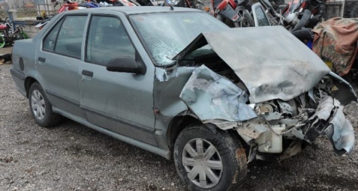 Otomobil İle Servis Minibüsü Çarpıştı: 10 Yaralı