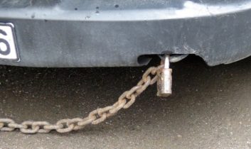 Minibüsünü Elektrik Direğine Zincirledi