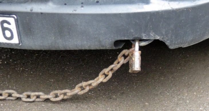 Minibüsünü Elektrik Direğine Zincirledi