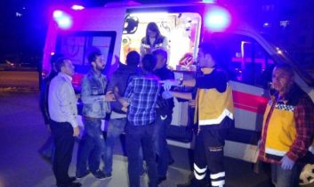 Taraftarlar Dört Kişiyi Darp Edip Marketi Taşladı