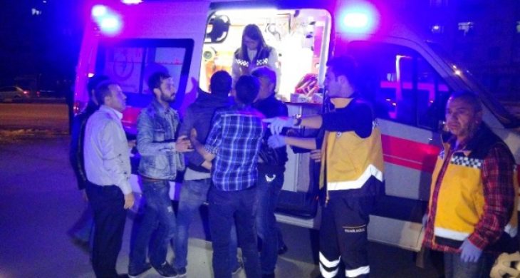 Taraftarlar Dört Kişiyi Darp Edip Marketi Taşladı