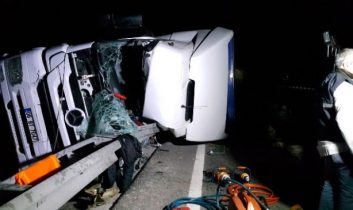 Bariyer Tir’a Ok Gibi Saplandı: 1 Ölü