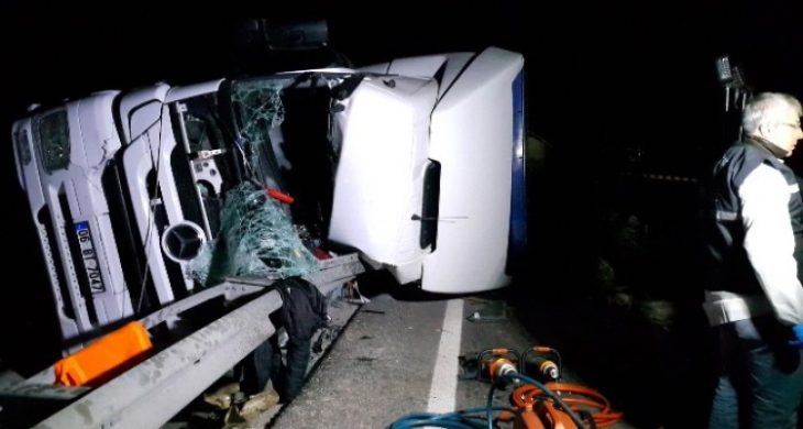 Bariyer Tir’a Ok Gibi Saplandı: 1 Ölü