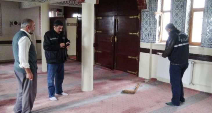 Bir Gecede Üç Cami Soyuldu