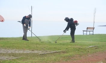 Giresun Belediyesi sahil bandında bakım onarım yapıyor