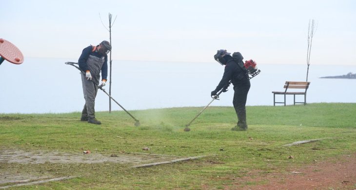Giresun Belediyesi sahil bandında bakım onarım yapıyor