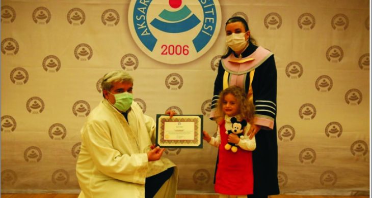 Akademisyenler Törenle Cübbelerini Giydi