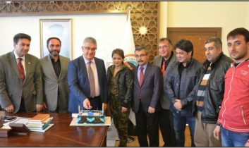 Aksaray Valisi Aykut Pekmez’e, Gazetecilerden doğum günü süprizi