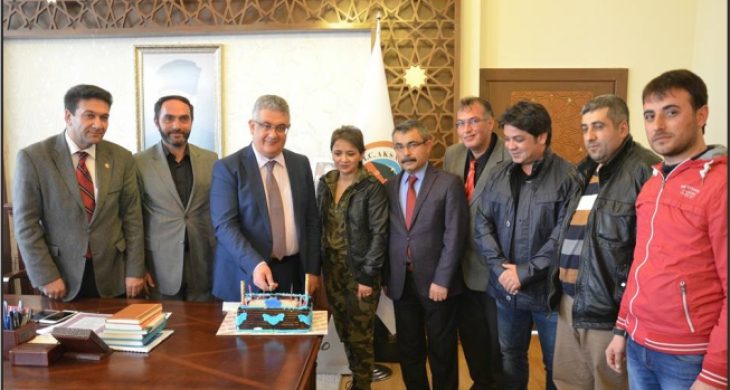 Aksaray Valisi Aykut Pekmez’e, Gazetecilerden doğum günü süprizi