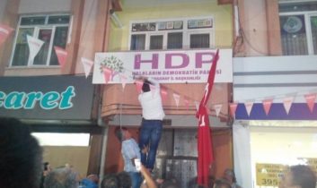 Aksaray’da Hdp Binasının Tabelası söküldü