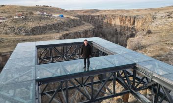 Ihlara Vadisi Cam Teras Projesinde Camların Montajı Tamamlandı
