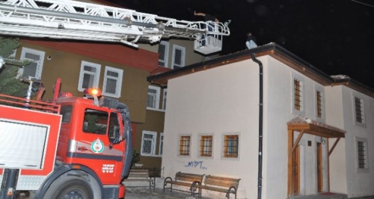 Caminin Çatısında Mahsur Kaldı