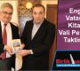 Engelli Vatandaş Kitabını Vali Pekmez’e Taktim Etti