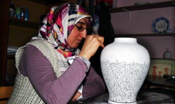 Ev Hanımları Çiniyle Geçimlerine Katkı Sağlıyor