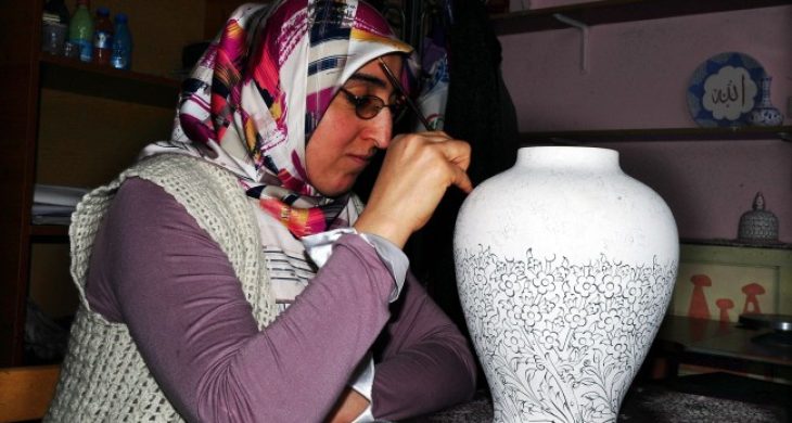 Ev Hanımları Çiniyle Geçimlerine Katkı Sağlıyor