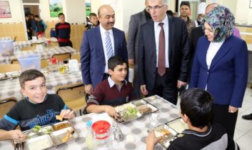 Geleceğimize güvenle bakmak için iyi eğitilmiş nesiller yetiştirmeliyiz