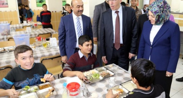 Geleceğimize güvenle bakmak için iyi eğitilmiş nesiller yetiştirmeliyiz