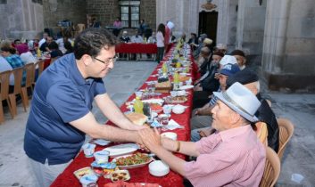 Zinciriye Medresesi’nde Huzurlu Bir İftar