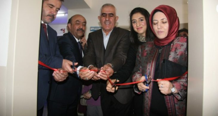 Hayırsever işadamı tarafından kurulan kütüphane törenle açıldı