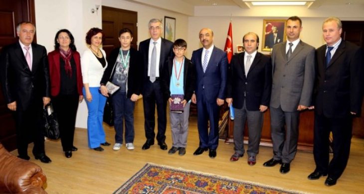 Dünya birincisi ve dünya üçüncüsü öğrenciler, Vali Ataklı’yı ziyaret etti