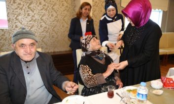 Engelli Oğluna Bakan 87 Yaşındaki kadın Yılın Annesi Seçildi