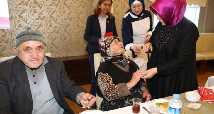 Engelli Oğluna Bakan 87 Yaşındaki kadın Yılın Annesi Seçildi