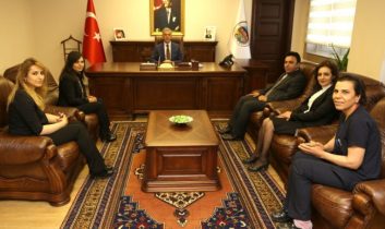 Hemşireler, fedakârca görevlerini yerine getirmeye çalışıyor