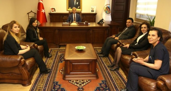 Hemşireler, fedakârca görevlerini yerine getirmeye çalışıyor