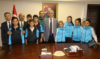 Başarılı sporculardan Vali Ataklı’ya ziyaret