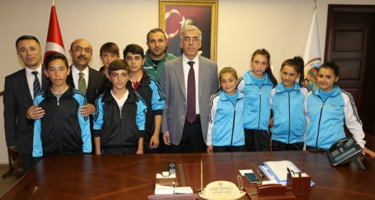 Başarılı sporculardan Vali Ataklı’ya ziyaret