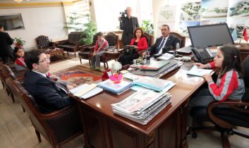 Başkan Yazgı, Koltuğunu Öğrencilere Bıraktı