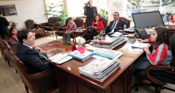 Başkan Yazgı, Koltuğunu Öğrencilere Bıraktı