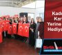 Kadınlara Karanfil Yerine Bayrak Hediye Ettiler