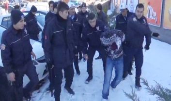 Kavga Eden Gruba Cop Ve Biber Gazlı Müdahale