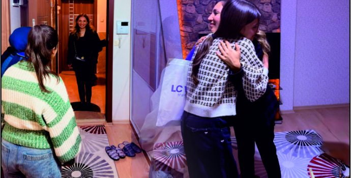 O Sofrada Sevgi Taştı! İl Müdürü Kız Çocuklarının Konuğu Oldu