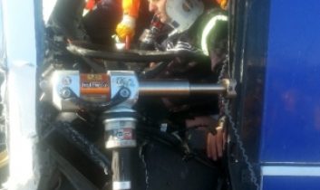 Otobüs Tir Ve Kamyona Çarptı: 10 Yaralı