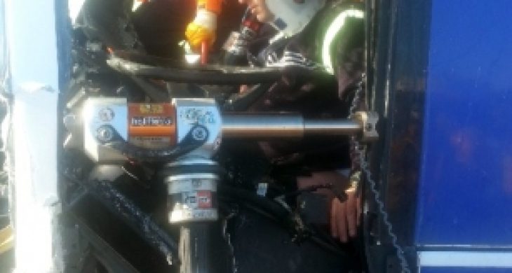 Otobüs Tir Ve Kamyona Çarptı: 10 Yaralı